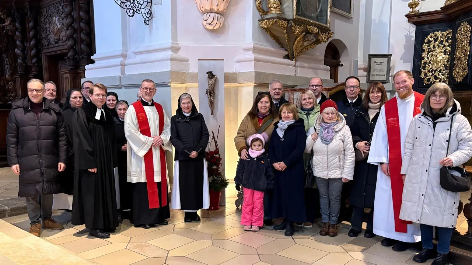 Gruppenbild vor dem Geschändeten Heiland in der Basilika mit den Vertretern der Pfarrei Eger und den Ehrengästen. (Bild: Thomas Vogl)