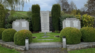 Ein wahres Schmuckstück im Unterauerbacher Friedhof: das Ehrenmal für die Gefallenen und Vermissten der Kriege. (Bild: Franz Grabinger)