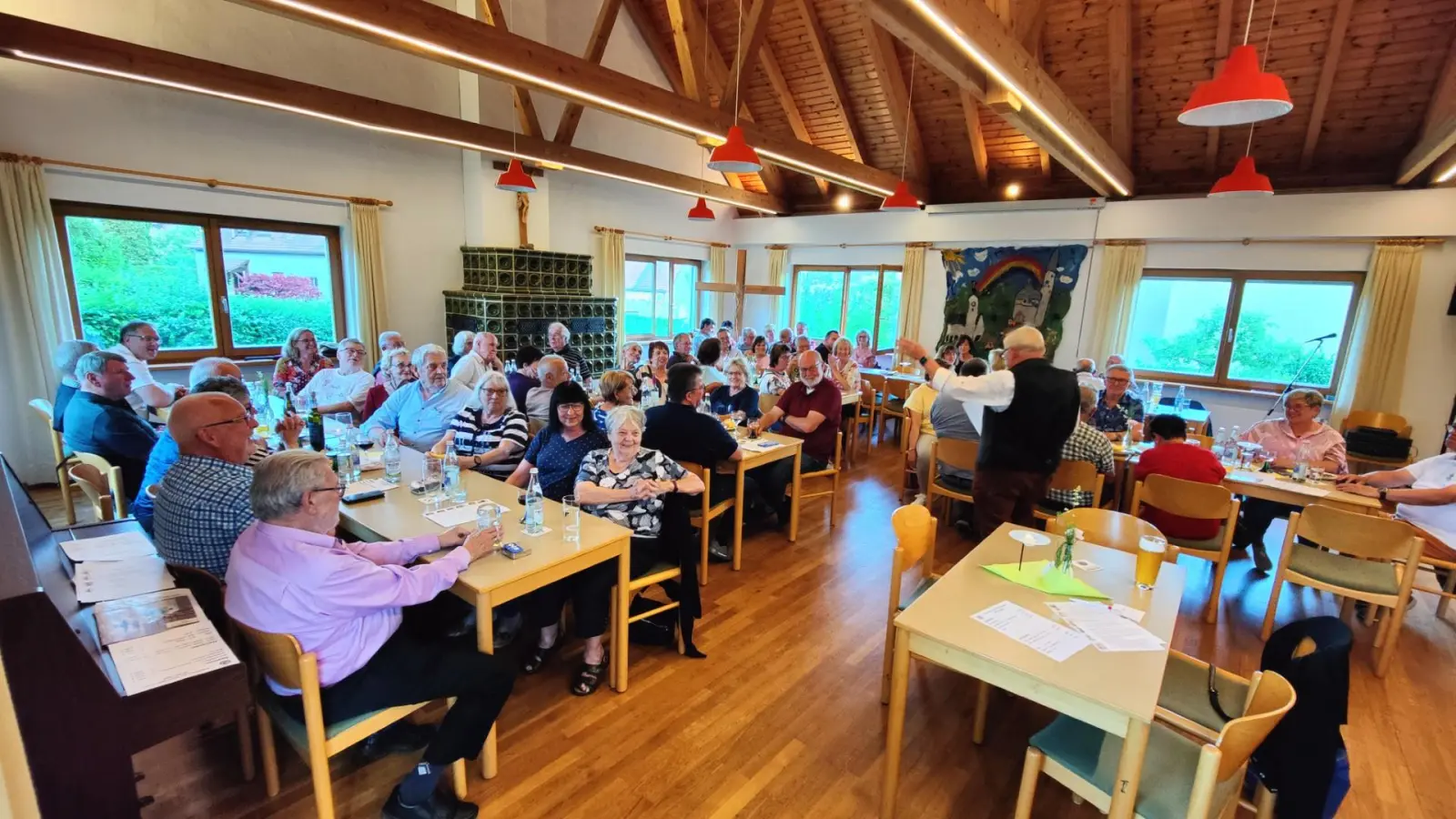 Vorsitzender Reinhard Scharf freute sich in seiner Begrüßung über den zahlreichen Besuch beim Weinfest (Bild: Heinz Meinl)