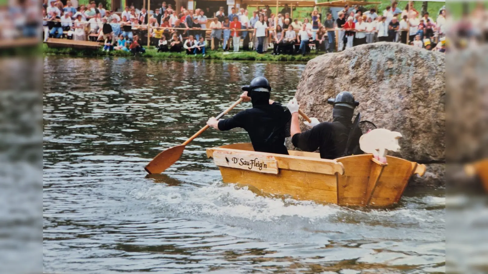 Sautrogrennen am Gleiritscher Badeweiher im Jahre 2003. (Bild: Meier Helmut )