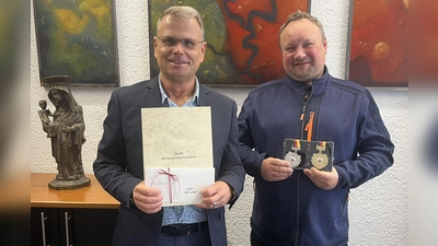 Bürgermeister Karlheinz Budnik und Sportschütze Bernhard Lang. (Bild: Karlheinz Budnik)