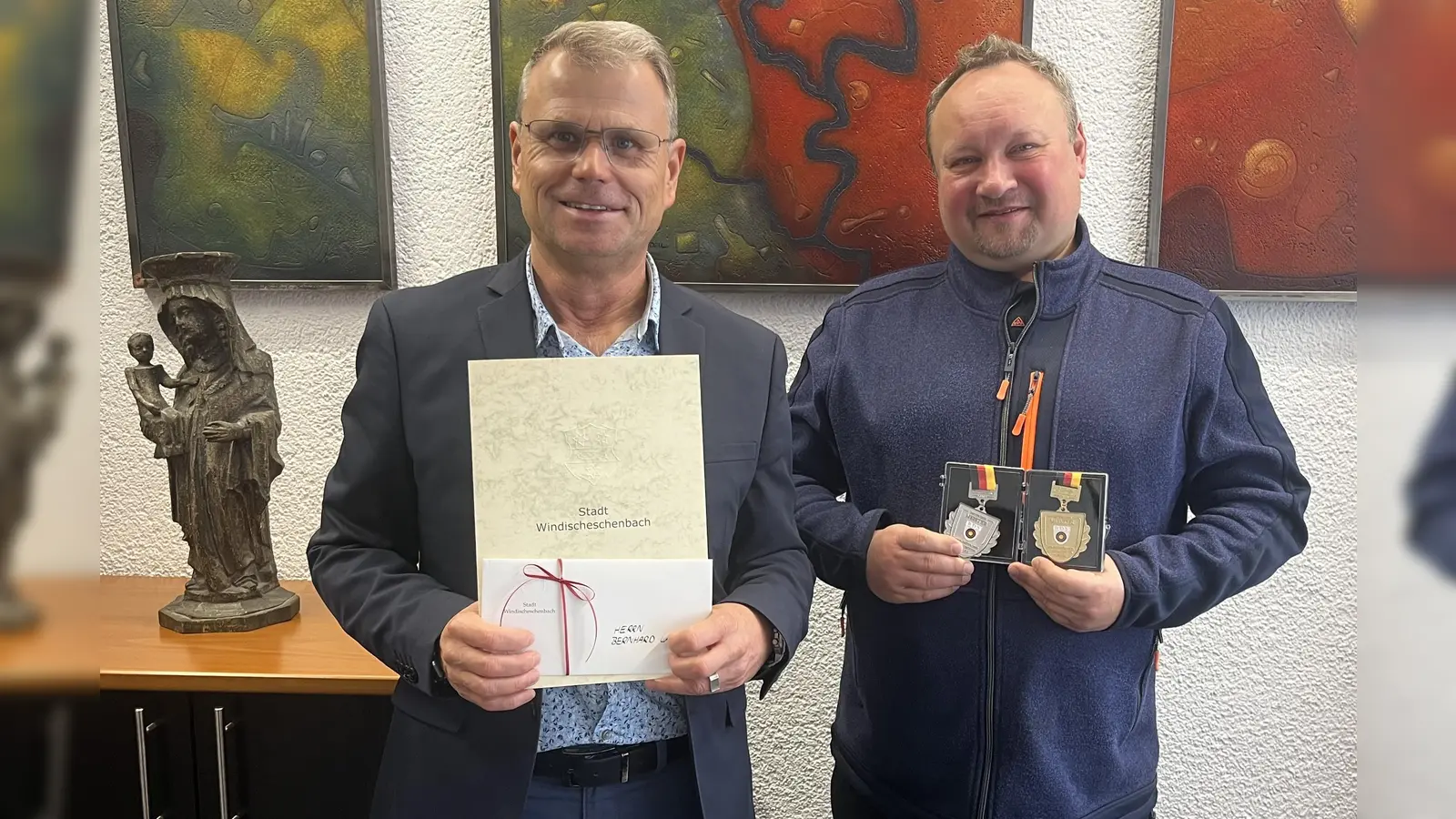 Bürgermeister Karlheinz Budnik und Sportschütze Bernhard Lang. (Bild: Karlheinz Budnik)