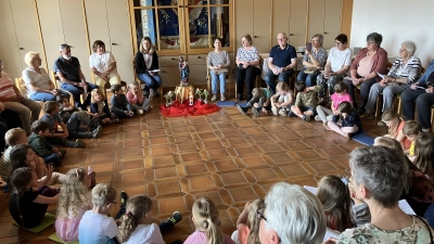 Senioren und Kinder sangen und beteten gemeinsam. (Bild: Manuela Hinkel)