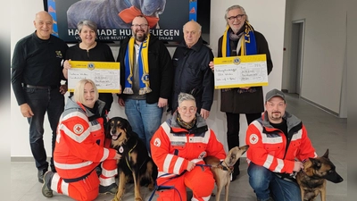 Von links, stehend, hinten: Christian Kick, Mariele Junak, Sebastian Denzler, Gerd Kincl, Klaus Berberich Von links, knieend: Melanie Dirscherl und die beiden Hundeführer Stephanie Schüler und Alexander Belz (Bild: Christian Kick)