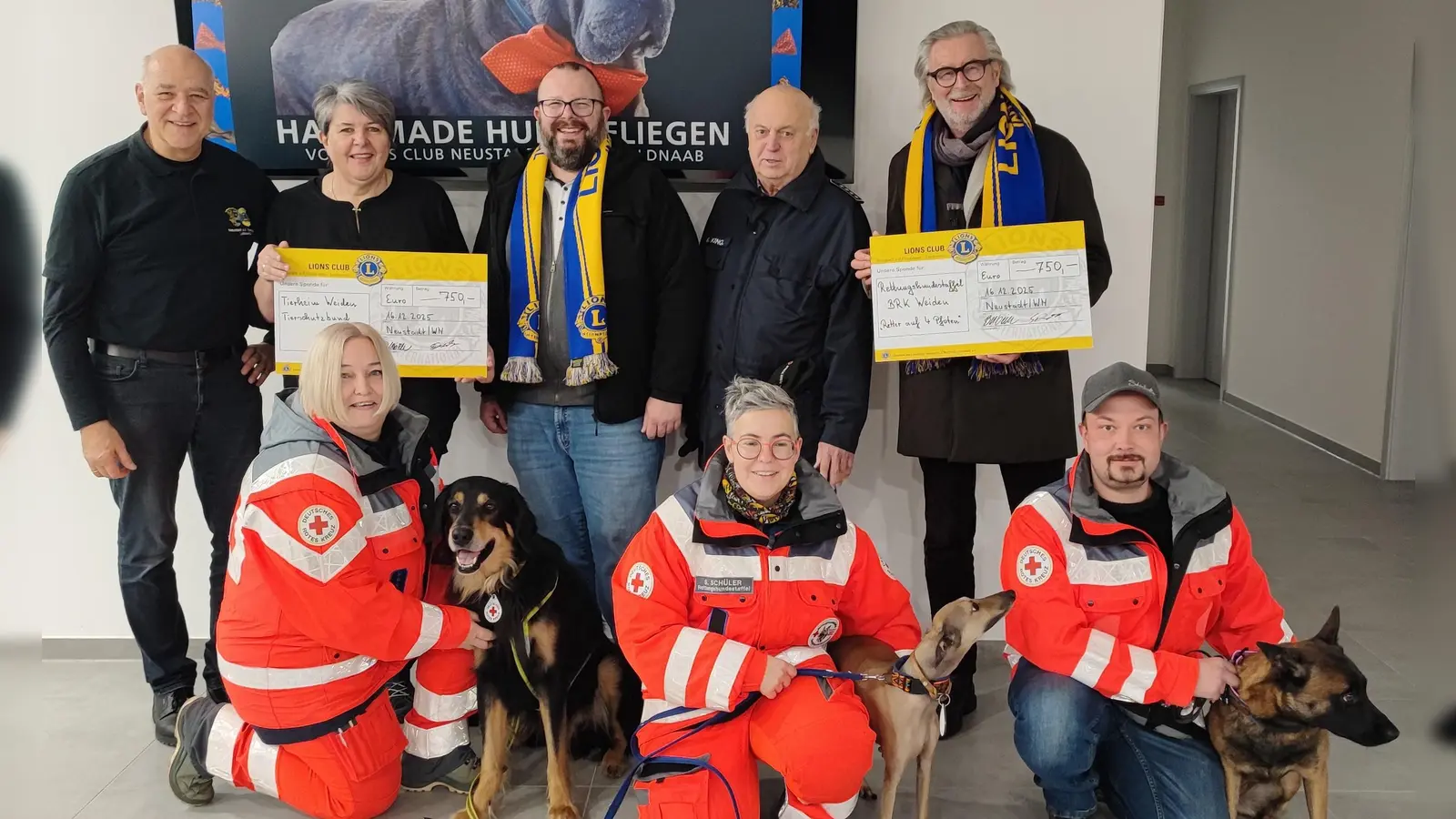 Von links, stehend, hinten: Christian Kick, Mariele Junak, Sebastian Denzler, Gerd Kincl, Klaus Berberich Von links, knieend: Melanie Dirscherl und die beiden Hundeführer Stephanie Schüler und Alexander Belz (Bild: Christian Kick)