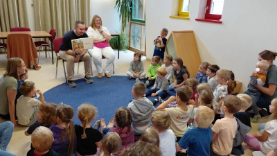 Georg Neumann liest den Kindergartenkindern aus seinem selbst geschriebenen und illustriertem Buch vor. (Bild: Melanie Weininger)
