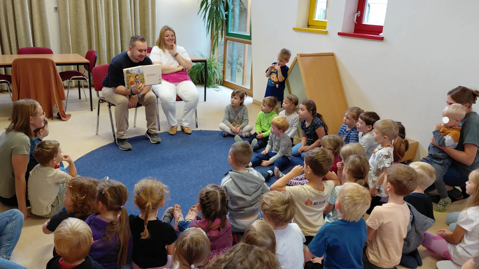 Georg Neumann liest den Kindergartenkindern aus seinem selbst geschriebenen und illustriertem Buch vor. (Bild: Melanie Weininger)