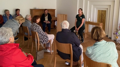 Frau Katharina Salbeck stellt das Bruder-Gerhard-Hospiz dem Frauenbund Schwarzenfeld vor. (Bild: Angela Dausch)