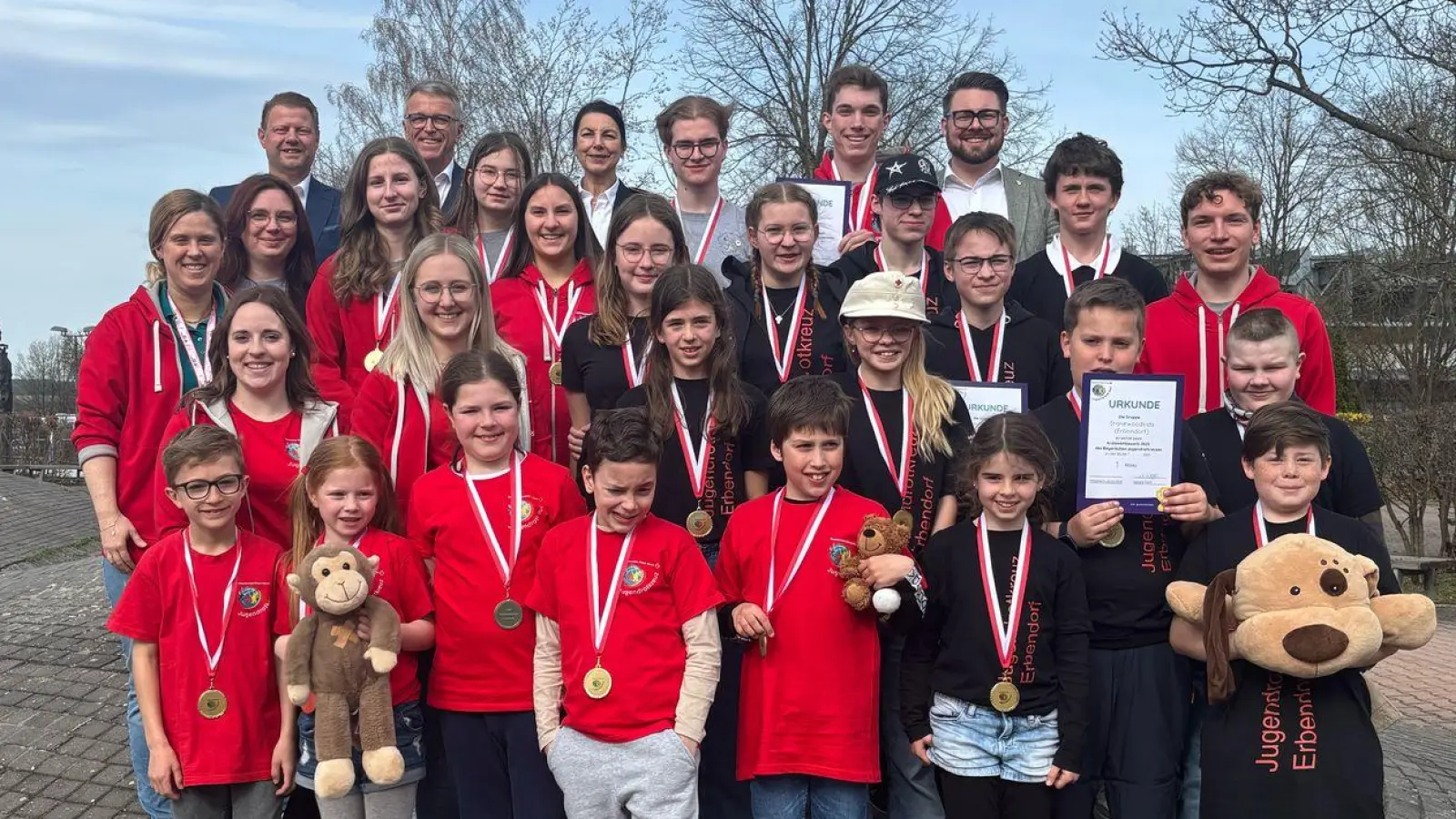 Die Siegergruppen zusammen mit den Ehrengästen (Bild: Alexandra Zintl)