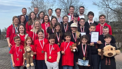 Die Siegergruppen zusammen mit den Ehrengästen (Bild: Alexandra Zintl)