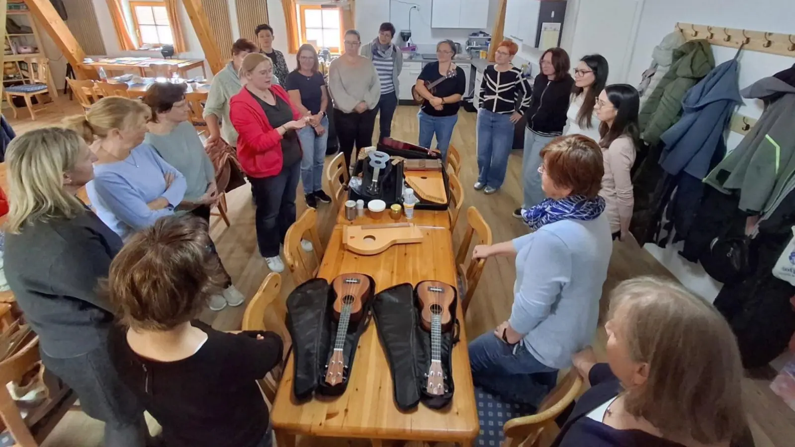 Bekannte und unbekannte Instrumente haben die beiden Referentinnen zum ausprobieren mitgebracht. (Bild: Christian Summer)