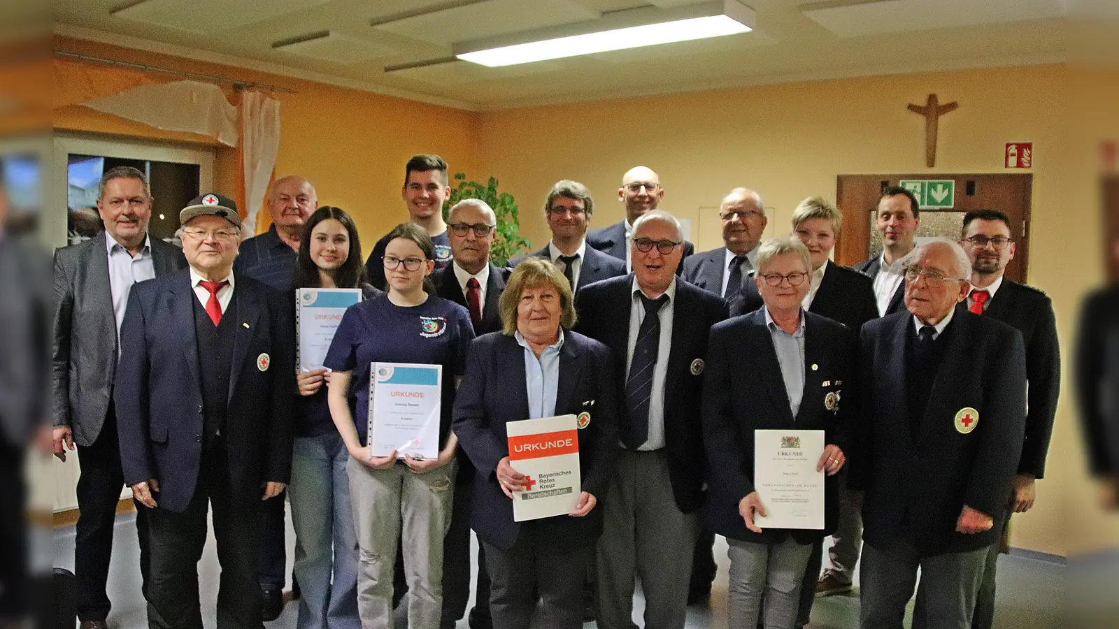 Ein Teil der Geehrten zusammen mit der Vorstandschaft und den Gästen. (Bild: Jürgen Masching)