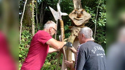 Am Eingang zur Hohlgasse haben jetzt 2. Vorstand Eberhard Söllner (r.) und Wegewart Gerd König (l.) einen starken Wächter aufgestellt, welcher nur die mutigsten Wanderer auf den Weg der Fichtelgeister passieren lässt. (Bild: Martin Exner)