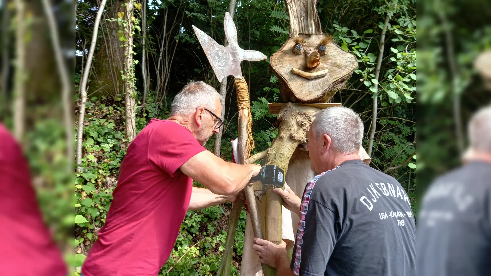 Am Eingang zur Hohlgasse haben jetzt 2. Vorstand Eberhard Söllner (r.) und Wegewart Gerd König (l.) einen starken Wächter aufgestellt, welcher nur die mutigsten Wanderer auf den Weg der Fichtelgeister passieren lässt. (Bild: Martin Exner)