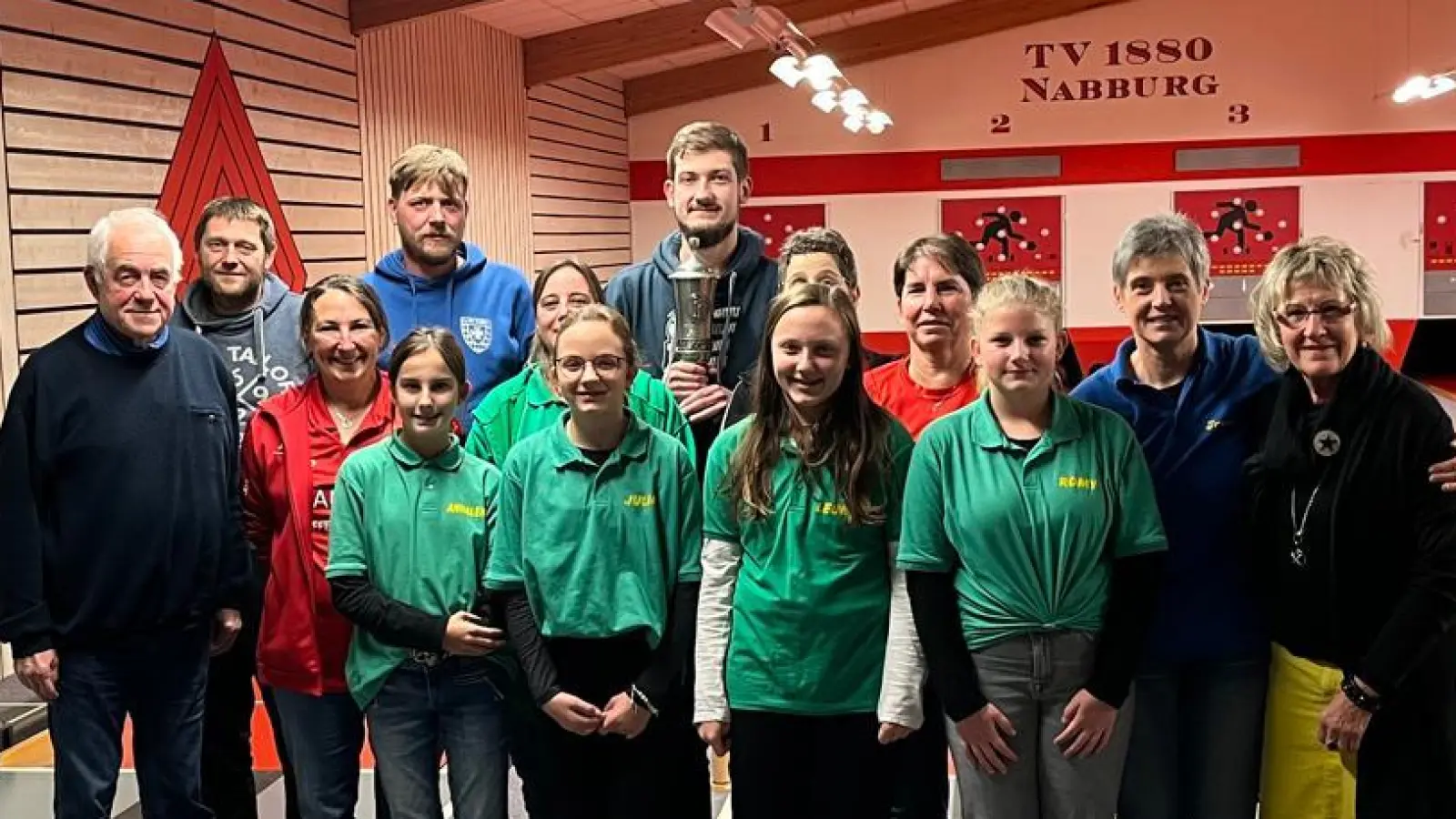 Der Vorsitzende des Bierclubs, Erwin Koppmann (links) gratulierte den Mannschaftführern. Unser Bild zeigt die Mannschaftsführer mit den Einzelbesten und die jüngsten Kegler der Kugeldrahrer, die spontan eingesprungen sind. (Bild: Gabriele Messer)