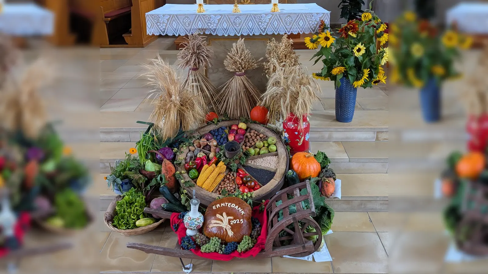 Der liebevoll gestaltete Erntedank-Altar in Ursensollen. (Bild: Theresa Popp)