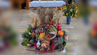 Der liebevoll gestaltete Erntedank-Altar in Ursensollen. (Bild: Theresa Popp)