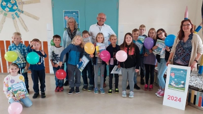 Büchereileiterin Christina Kostka (rechts) und Bürgermeister Harald Bemmerl überreichten Urkunden und Preise an die Teilnehmerinnen und Teilnehmer des diesjährigen Sommerferien-Leseclubs.  (Bild: Michael Weiß)