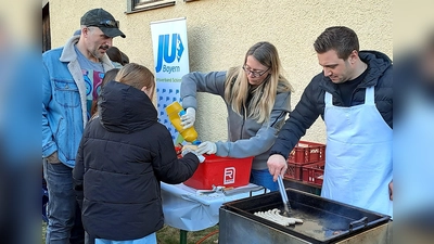 Bürgermeister Ernst Lenk (re) stellte sich persönlich an den Grill. Gemeinsam mit CSU-Ortsvorsitzenden Ariane Heigl (mitte) versorgte er die Gäste. Die JU kümmerte sich um die Getränke. (Bild: Reinhard Kreuzer)