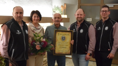 Vorsitzender Roman Bauer (links) ernannte mit seinen Vorstandkollegen Dominik Klos (rechts) und Heiko Glaser (2.v.re) Erwin Klotz (mit Urkunde) zum Ehrenmitglied. Johanna Grünauer erhielt für ihre langjährige Leitung der Damengymnastikgruppe einen Blumenstrauß und einen Präsentkorb. (Bild: Tanja Pflaum)