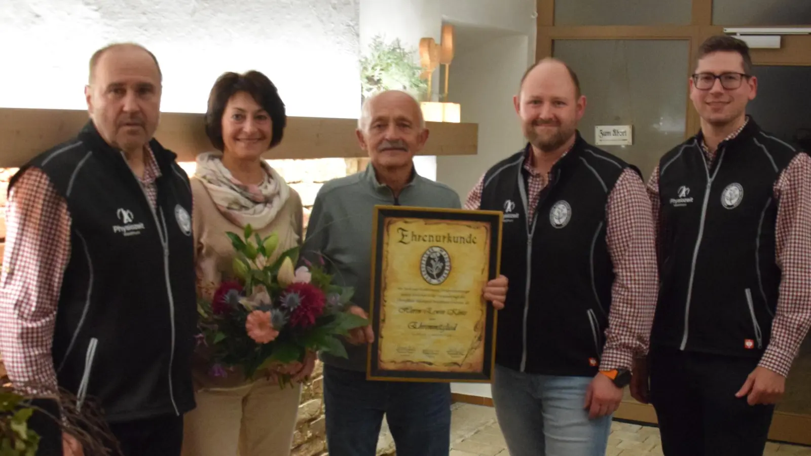 Vorsitzender Roman Bauer (links) ernannte mit seinen Vorstandkollegen Dominik Klos (rechts) und Heiko Glaser (2.v.re) Erwin Klotz (mit Urkunde) zum Ehrenmitglied. Johanna Grünauer erhielt für ihre langjährige Leitung der Damengymnastikgruppe einen Blumenstrauß und einen Präsentkorb. (Bild: Tanja Pflaum)