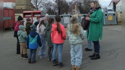 Gemeindereferentin Kathrin Blödt und Praktikantin Sarah Koch besprechen mit den Kindern im Hintergrund des Kirchturms von St. Nikolaus von damals vor rund 2000 Jahren und auch den von heute in der Welt. (Bild: Michael Götz)