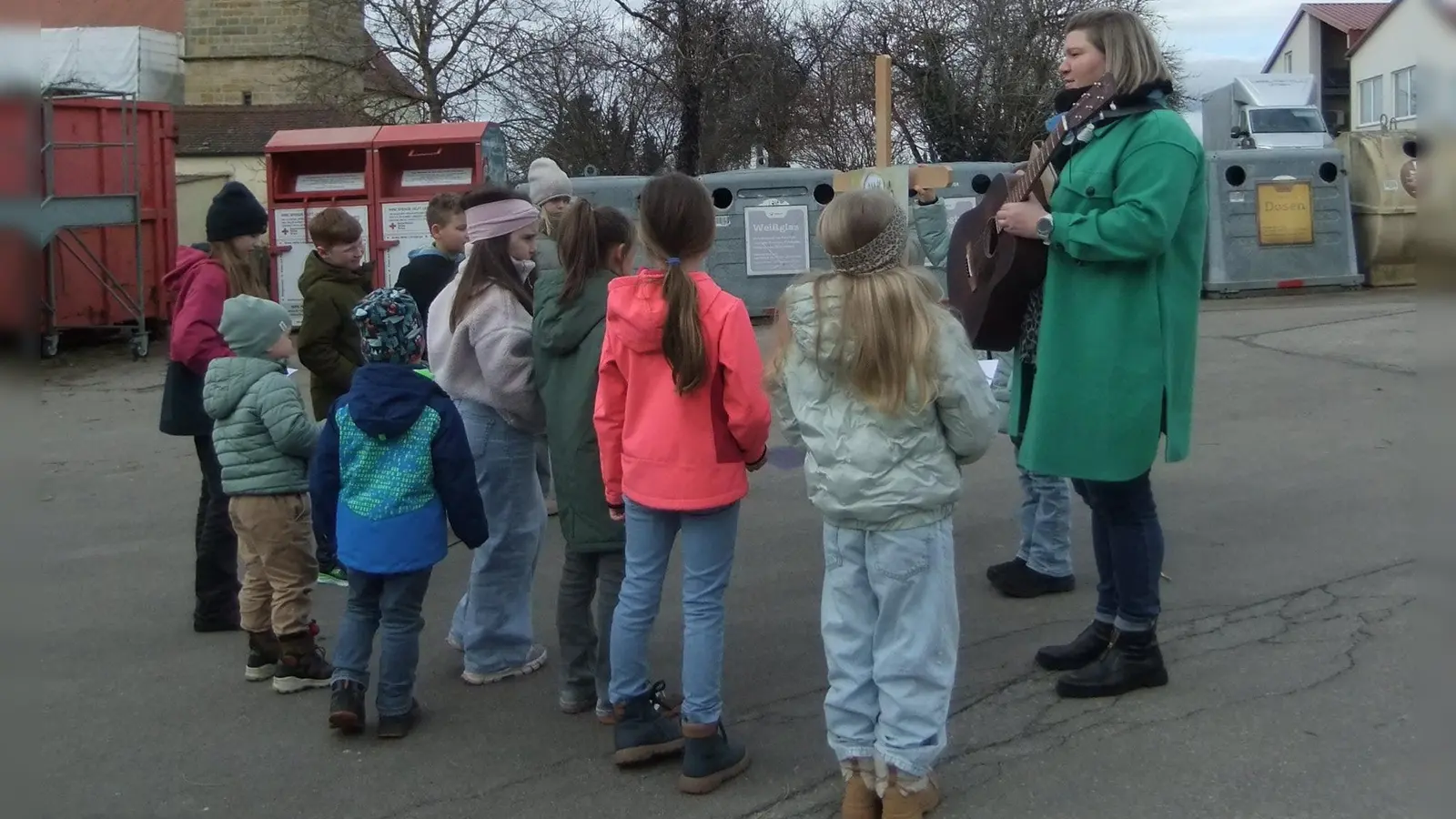 Gemeindereferentin Kathrin Blödt und Praktikantin Sarah Koch besprechen mit den Kindern im Hintergrund des Kirchturms von St. Nikolaus von damals vor rund 2000 Jahren und auch den von heute in der Welt. (Bild: Michael Götz)