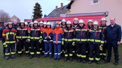 Im Bild von links nach rechts mit abgelegter Stufe: KBM Michael Werner, Alexander Rittner Ü40, KBM Frank Schloss, Stefan Roppert 5, Theo Märtin Ü40, Sigrid Ertel WH, Jochen Siekiera Ü40, Matthias Märtin 4, Simon Bönisch 1, Oliver Grädler 1, Alexander Horst 1, Tobias Schmidt 5, Christian Stauber 2, Alexander Burger 2, Thomas Hörl 3, Oswald Bönisch Ü40, Thomas Schertl 5, Hans Schmidt Ü40, Andreas Schertl 5 und KBM Andreas Luber. (Bild: Andreas Schertl)
