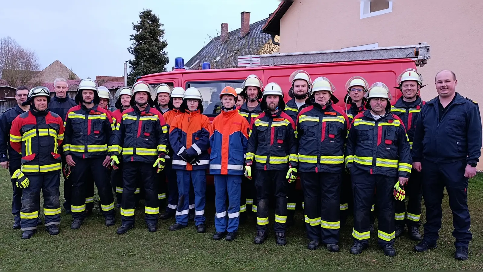 Im Bild von links nach rechts mit abgelegter Stufe: KBM Michael Werner, Alexander Rittner Ü40, KBM Frank Schloss, Stefan Roppert 5, Theo Märtin Ü40, Sigrid Ertel WH, Jochen Siekiera Ü40, Matthias Märtin 4, Simon Bönisch 1, Oliver Grädler 1, Alexander Horst 1, Tobias Schmidt 5, Christian Stauber 2, Alexander Burger 2, Thomas Hörl 3, Oswald Bönisch Ü40, Thomas Schertl 5, Hans Schmidt Ü40, Andreas Schertl 5 und KBM Andreas Luber. (Bild: Andreas Schertl)