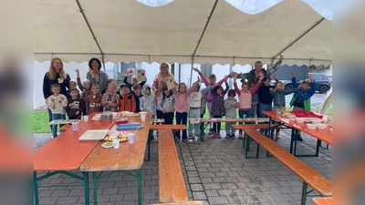 Gruppenbild mit allen Kindern und den Kunstwerken (Bild: Markus Meierhöfer)