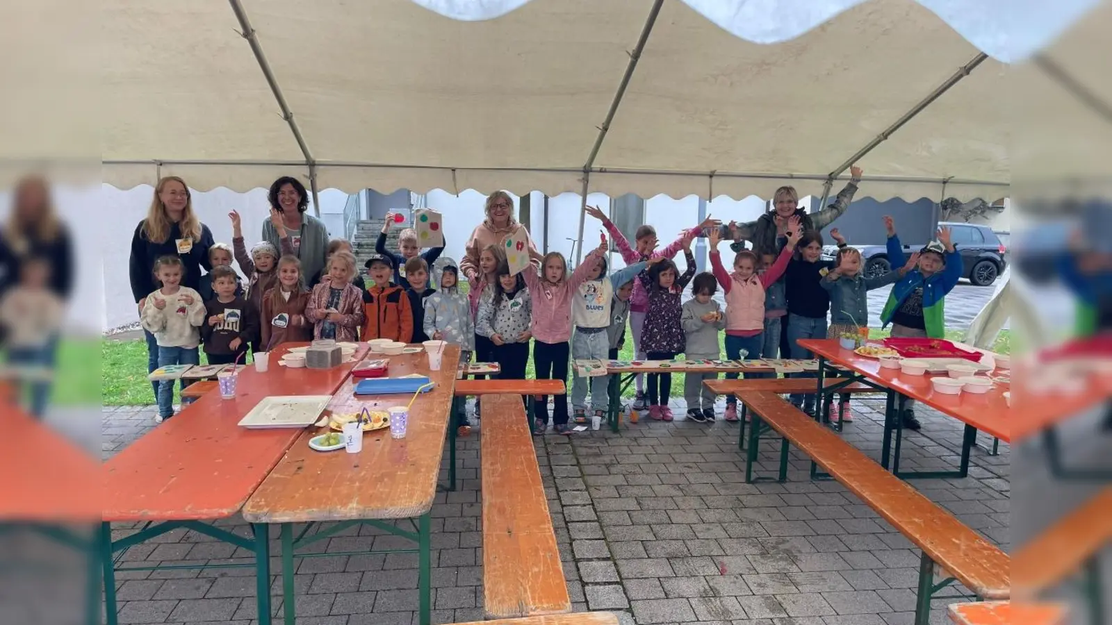 Gruppenbild mit allen Kindern und den Kunstwerken (Bild: Markus Meierhöfer)