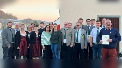 Vorstandschaft des Schützenvereins „Eichenlaub Großenfalz” und geehrte Vereinsmitglieder. (Bild: Jakob Rösch)