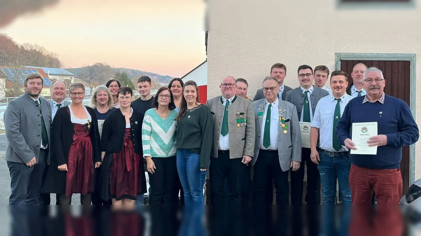 Vorstandschaft des Schützenvereins „Eichenlaub Großenfalz” und geehrte Vereinsmitglieder. (Bild: Jakob Rösch)