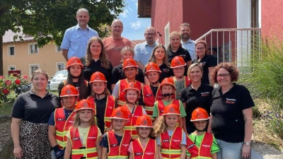 Die Kinder mit den Prüfern und ihren Betreuerinnen.  (Bild: Sabrina Schwendner)