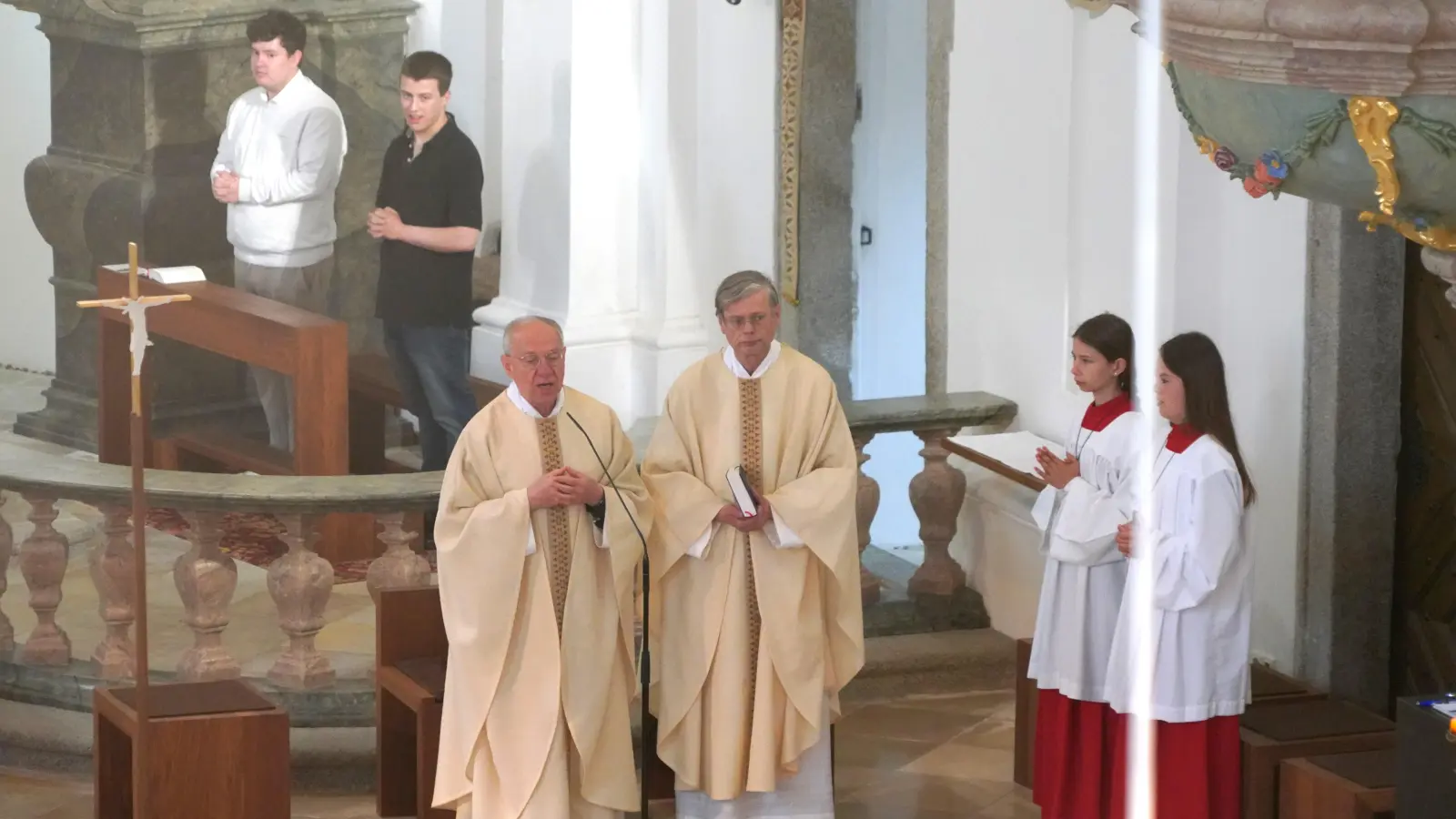 Pfarrer Monsignore Ludwig Gradl (links) zelebriert zusammen mit den Waldthurner Pfarrer Norbert Götz in der Wallfahrtskirche Mariä Heimsuchung die Dreifaltigkeits-Festmesse. (Bild: Franz Völkl)
