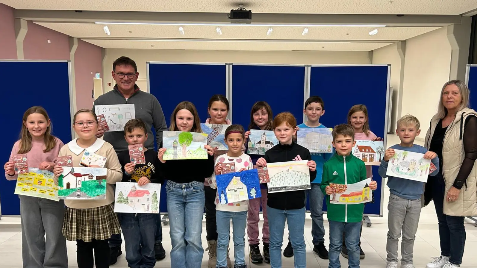 Die Gewinner des Malwettbewerbs mit CSU Vorsitzenden Dietmar Scherer (hinten) und Rektorin Christiane Böhm (rechts). (Bild: Stefanie Scherer)