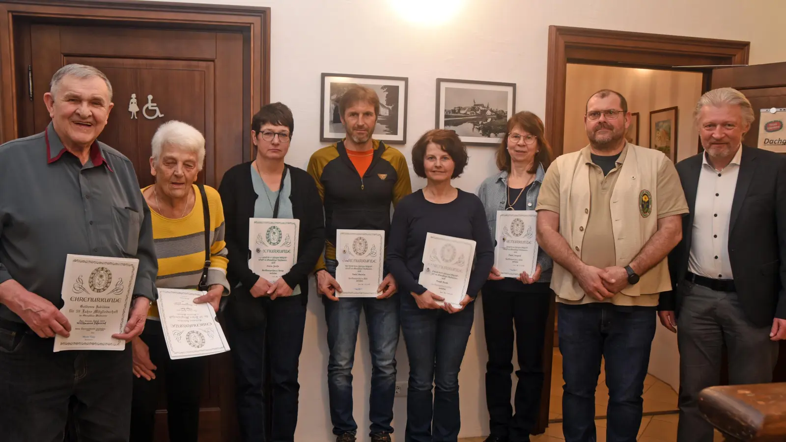 Die geehrten Mitglieder des OWV Beidl bei der Jahreshauptversammlung 2026 zusammen mit Vorsitzenden Martin König und Bürgermeister Lothar Müller. Von links Edmund Wittmann (50 Jahre), Theresia Näger (50 Jahre), Gerda Helm (15 Jahre), Martin Kahl (40 Jahre), Ruth Friedl (25 Jahre) Irmgard Dietz (40 Jahre). (Bild: Wolfgang Jäger)