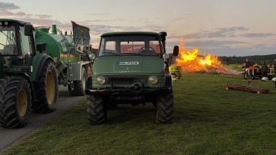 Feuerwehr Spielberg: Übung - Mit dem Güllefass gegen den Feldbrand (Bild: Thomas Schwab)