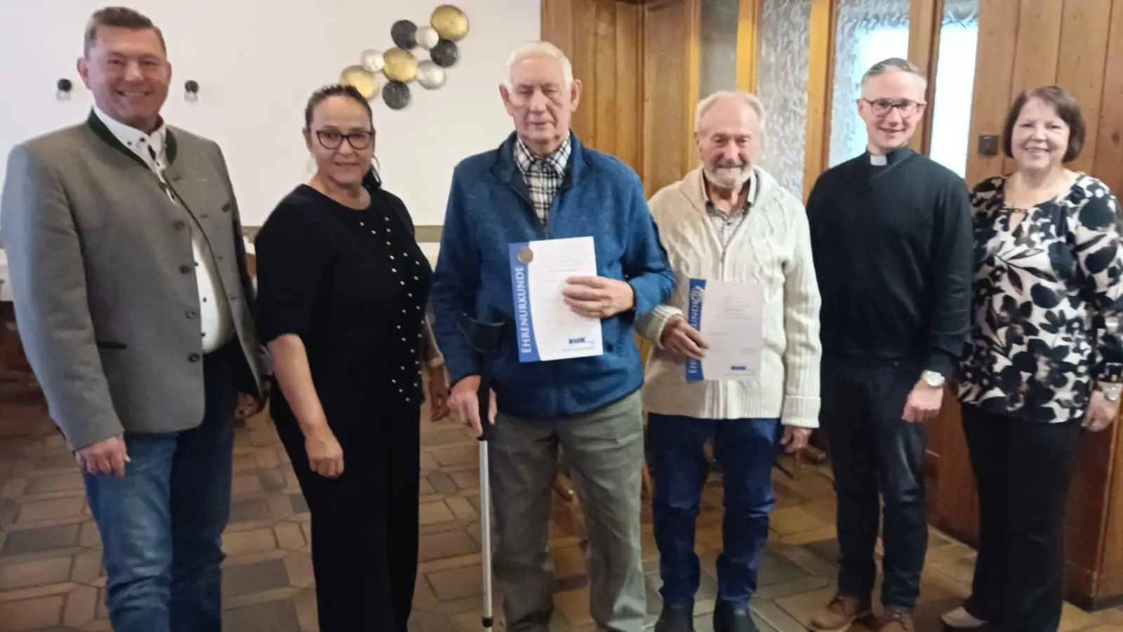 Die Geehrten Wolfgang Janker (3.v.l.) für 25 Jahre und Albert Völkl (4.v.l.) für 30 Jahre Mitgliedschaft mit den Ehrengästen Bürgermeister Rainer Rewitzer, Kreisvorsitzende Carola Brust und Pfarrer Adam Karolczyk und der Vorsitzenden Christine Neuber (von links nach rechts). (Bild: Eva Landgraf)