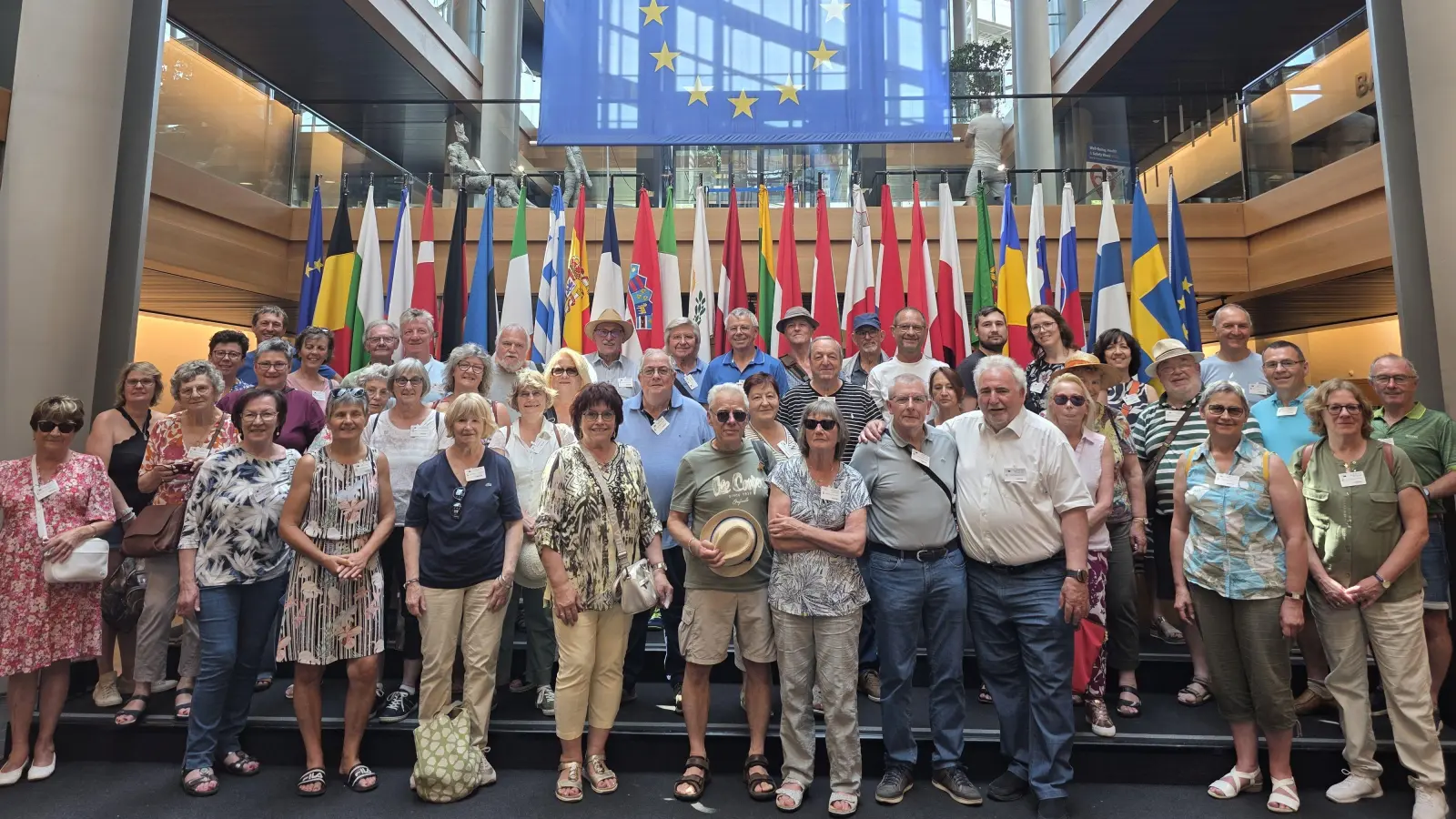 Jean-Pierre Meur, Bürgermeister von La Villa du Bois (1.R., 4.v.r)., gemeinsam mit Tirschenreuths 2. Bürgermeister Peter Gold (1.R., 3.v.r.) sowie Mitgliedern beider Partnerschaftsvereine im Europäischen Parlamant in Straßburg  (Bild: Christian Peureux)
