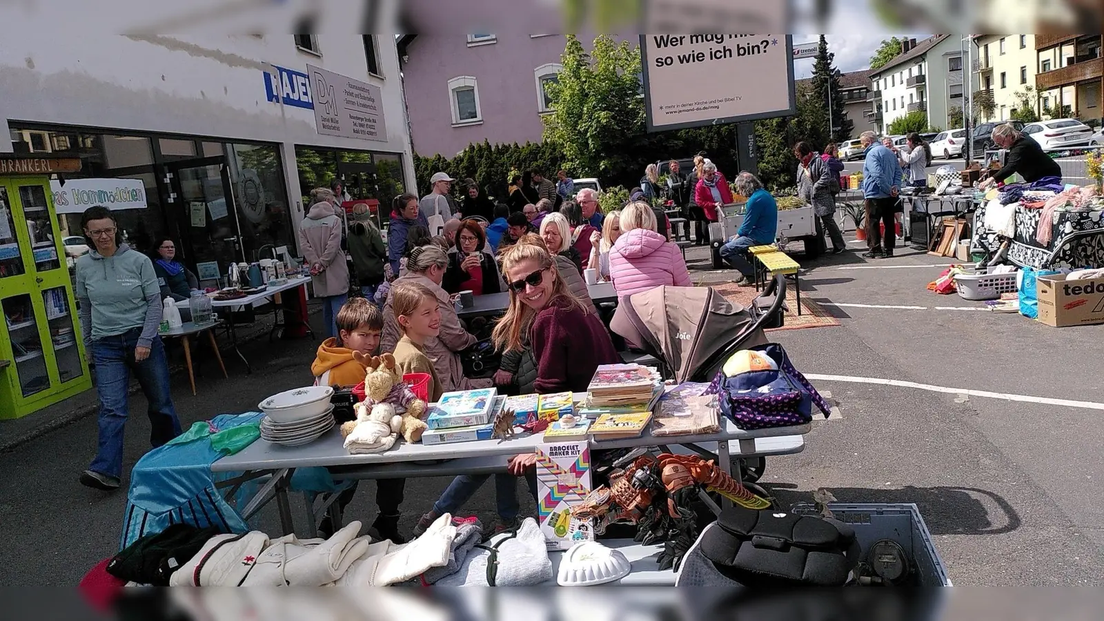 Ein vielfältiges Angebot gab es auf dem Flohmarkt und bei der Pflanzentauschbörse des Tat:Ort e. V. zu bestaunen. (Bild: Barbara Brzoza)