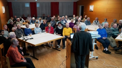 Interessiert und fasziniert lauschten die Versammlungsteilnehmer auf die Ausführungen des Referenten Walter Schubach. (Bild: Alois Schröpf)