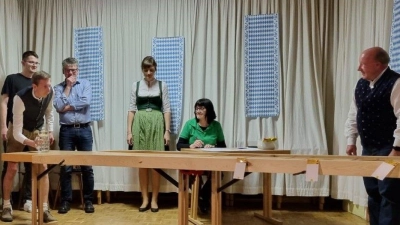 Eine Disziplin bei bayerischen Dreikampf ist das Masskrug-Schieben. (Bild: Annette Rauscher/exb)