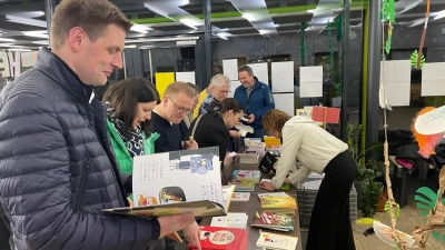Die Eltern nutzten die Gelegenheit, die empfohlenen Bücher zu sichten.  (Bild: Heike Merther)
