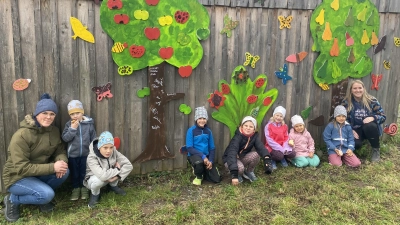 Die stolzen Künstler vor ihrem Werk mit ihren Betreuerinnen Jana Schäffler und Petra Prischenk (Bild: Karlheinz Schultes)