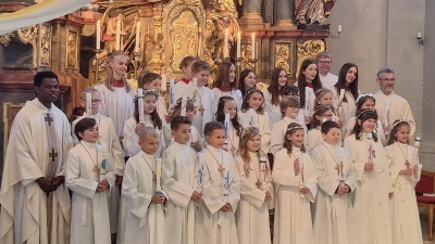 Gruppenbild der Erstkommunionkinder mit Pfarrer Helmut Brügel, Pfarrvikar Ndudi, Pastoralreferent Stefan Dotzler und den Ministranten (Bild: Anita Hartmann)
