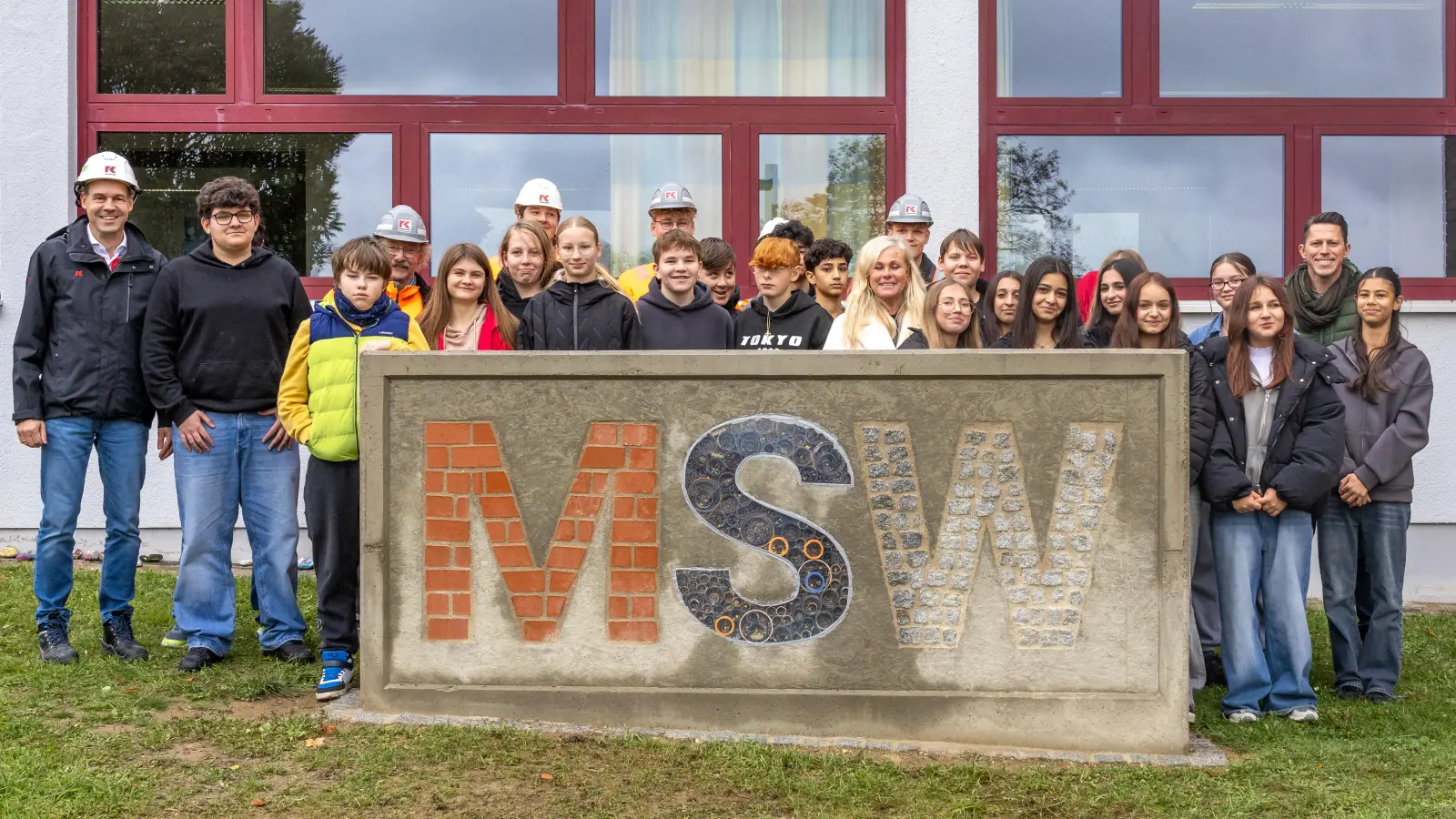 Schülerinnen und Schüler der Mittelschule Waldsassen (ehemals 7 GTK, jetzt 8 GTK) mit der Schulleiterin Claudia Strobel-Dietrich, ihrem Klassenleiter Felix Staufer zusammen mit dem Leiter Leiter des Kassecker Campus Herrn Andreas Malzer und seinen Profis von der Firma Kassecker (Bild: Tanja Schedl)