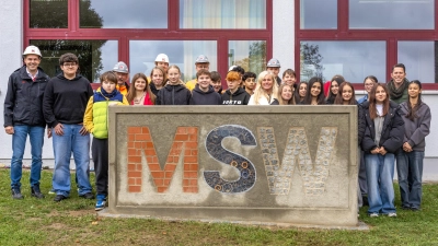 Schülerinnen und Schüler der Mittelschule Waldsassen (ehemals 7 GTK, jetzt 8 GTK) mit der Schulleiterin Claudia Strobel-Dietrich, ihrem Klassenleiter Felix Staufer zusammen mit dem Leiter Leiter des Kassecker Campus Herrn Andreas Malzer und seinen Profis von der Firma Kassecker (Bild: Tanja Schedl)