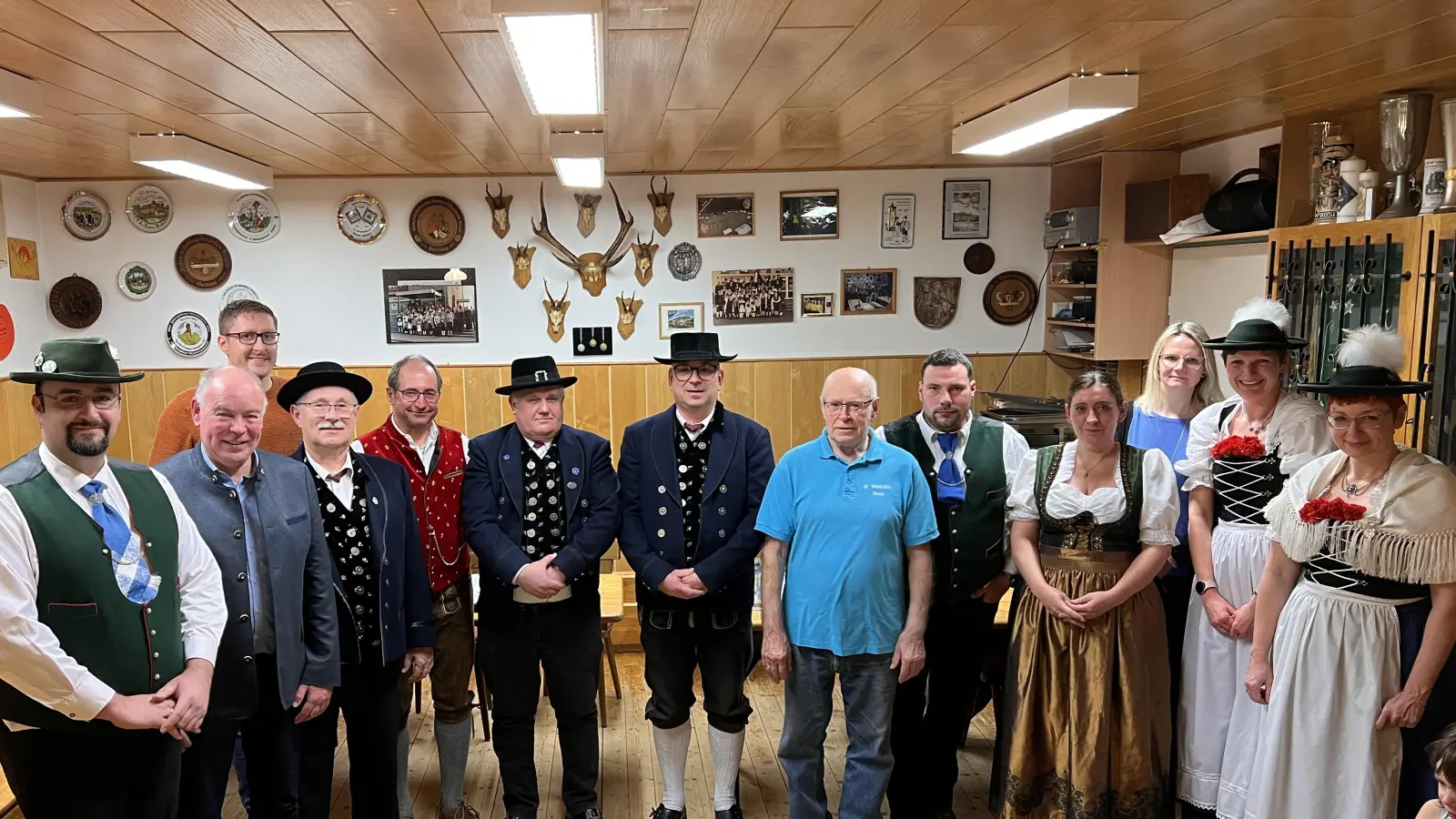 Der Vorstand des Trachtenvereins D'Vilstaler Haselmühl-Kümmersbruck (von links): Erster Vorsitzender Markus Gais, Bürgermeister Roland Strehl, Kassenrevisor Gerd Büttner, Erster Kassier Korbinian Stangl, Kassenrevisor Dieter Vetter, Musikwart Artur Piechotta, Vereinswirt Manfred Gais, Fähnrich Florian Bechtl, Erste Schriftführerin Katharina Gais, die Jugendleiterinnen Sandra Wittl und Jugendleiterin Corinna Piehler und Zweite Vorsitzende Sandra Haller. (Bild: Anna Maria Bechtl/exb)