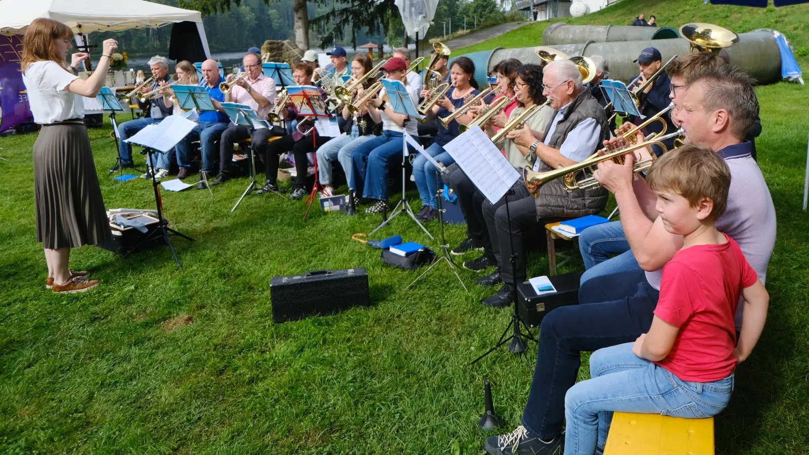 Die Posaunenchöre der veranstalteten Kirchengemeinde bereicherten unter Leitung von Tanja Riedel mit ihren Klängen den Familiengottesdienst am Gaisweiher. (Bild: Fred Lehner)